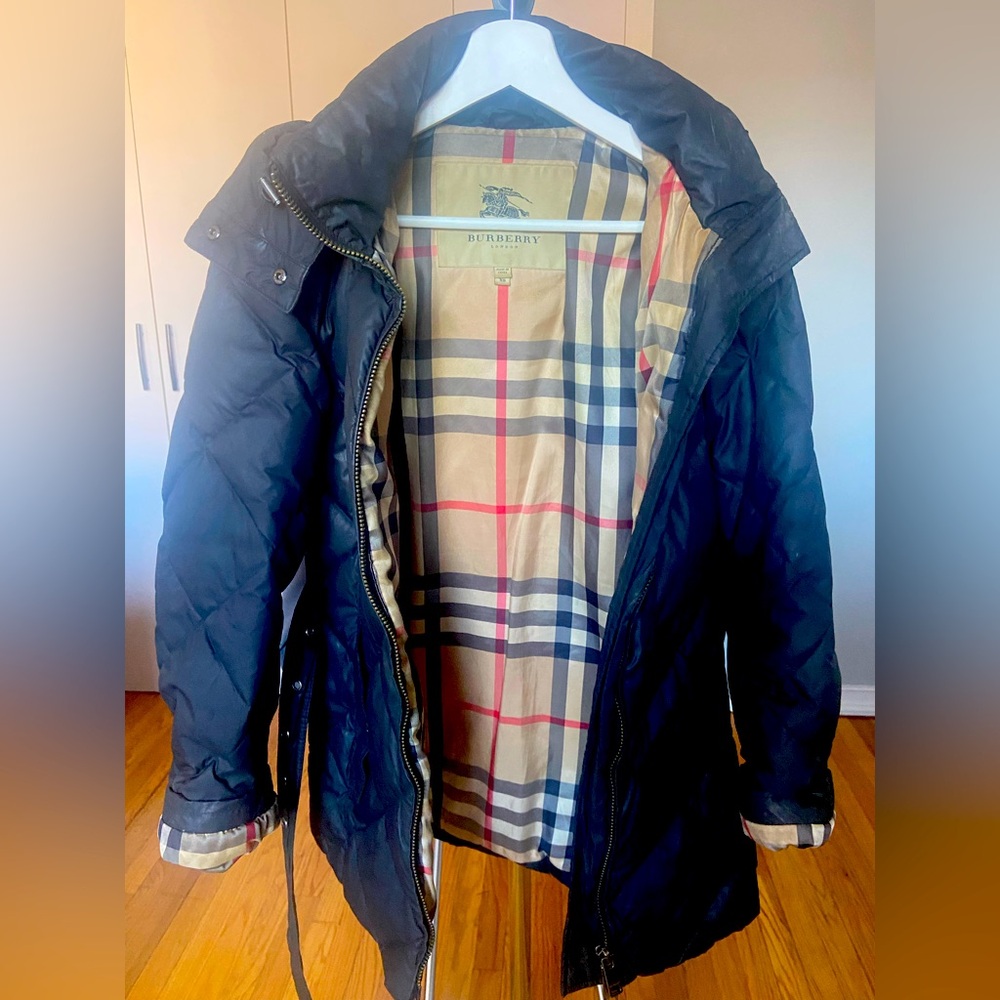 Burberry quilted down jacket with two pockets on the side and detachable hoodie
